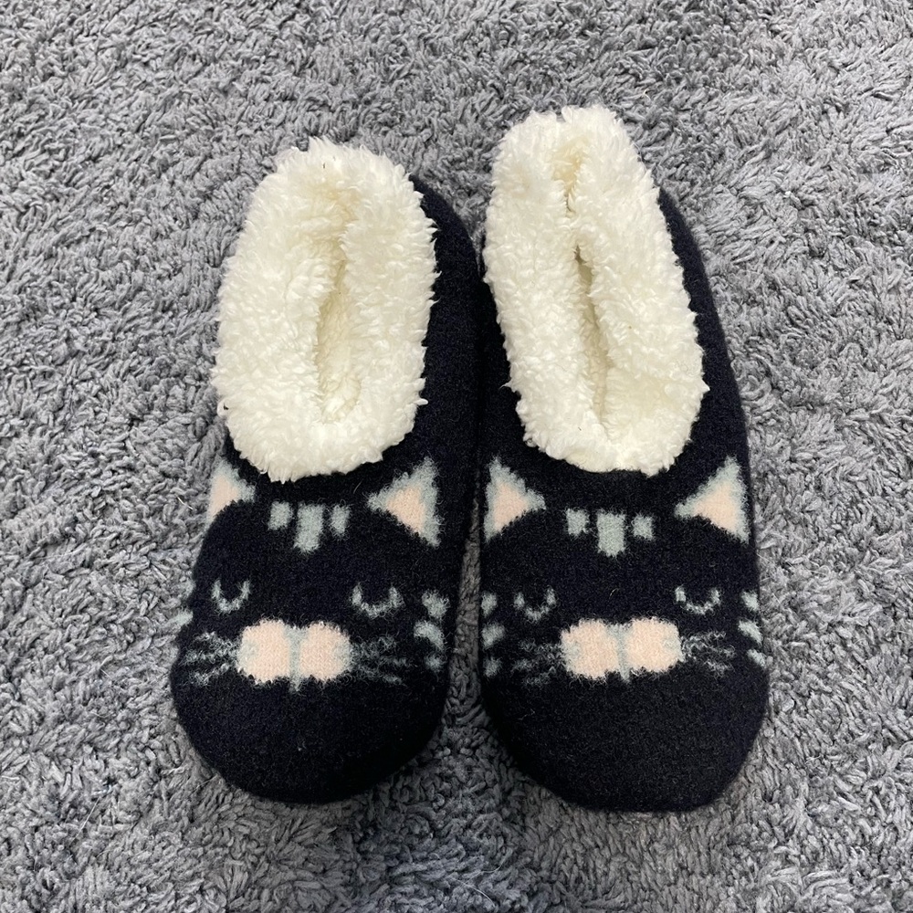 NWOT grippy fluffy cat designed slipper socks
